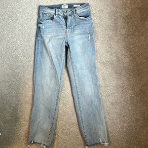 Slim jeans with frayed bottoms